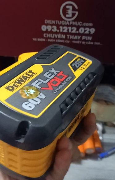 Đã đóng pin - thay pin Dewalt flexvolt 12ah 20v-60v cho anh Lộc ở quận 8.